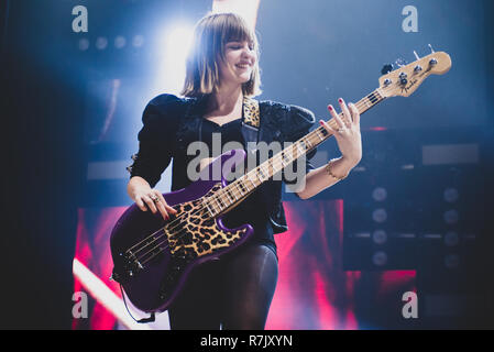 Venaria, Italien. 09 Dez, 2018. Victoria de Angelis, Bassist der Italienischen Rockband Maneskin, live auf der Bühne für Ihre Tour 2018 am Teatro della Concordia in Venaria, in der Nähe von Torino. Credit: Alessandro Bosio/Pacific Press/Alamy leben Nachrichten Stockfoto