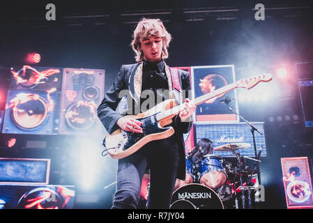 Venaria, Italien. 09 Dez, 2018. Thomas Raggi, Gitarrist der Italienischen Rockband Maneskin, live auf der Bühne für Ihre Tour 2018 am Teatro della Concordia in Venaria, in der Nähe von Torino. Credit: Alessandro Bosio/Pacific Press/Alamy leben Nachrichten Stockfoto