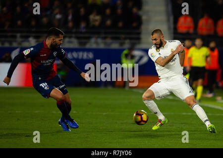 Huesca, Spanien. 09 Dez, 2018. Benzema von Real Madrid (9) während der LaLiga Match zwischen SD Huesca und Real Madrid im El Alcoraz. Credit: Daniel Marzo/Pacific Press/Alamy leben Nachrichten Stockfoto