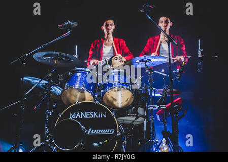 Venaria, Italien. 09 Dez, 2018. Ethan Torchio, Schlagzeuger der Italienischen Rockband Maneskin, live auf der Bühne für Ihre Tour 2018 am Teatro della Concordia in Venaria, in der Nähe von Torino. Credit: Alessandro Bosio/Pacific Press/Alamy leben Nachrichten Stockfoto