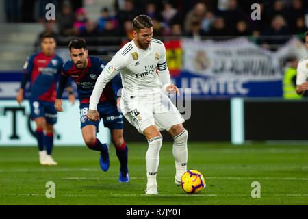 Huesca, Spanien. 09 Dez, 2018. Sergio Ramos von Real Madrid (4) während der LaLiga Match zwischen SD Huesca und Real Madrid im El Alcoraz. Credit: Daniel Marzo/Pacific Press/Alamy leben Nachrichten Stockfoto