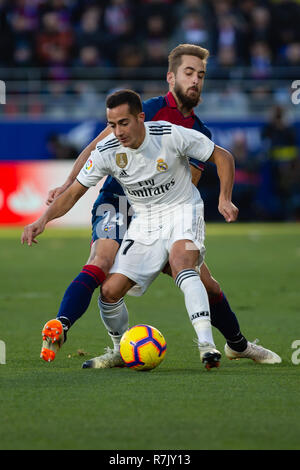 Huesca, Spanien. 09 Dez, 2018. Lucas Vazquez von Real Madrid (17) konkurriert für die Kugel mit pulido von SD Huesca (14) während der LaLiga Match zwischen SD Huesca und Real Madrid im El Alcoraz. Credit: Daniel Marzo/Pacific Press/Alamy leben Nachrichten Stockfoto