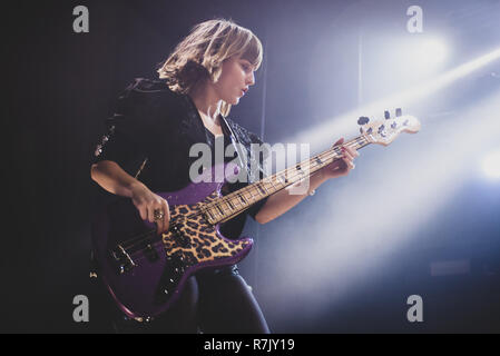 Venaria, Italien. 09 Dez, 2018. Victoria de Angelis, Bassist der Italienischen Rockband Maneskin, live auf der Bühne für Ihre Tour 2018 am Teatro della Concordia in Venaria, in der Nähe von Torino. Credit: Alessandro Bosio/Pacific Press/Alamy leben Nachrichten Stockfoto