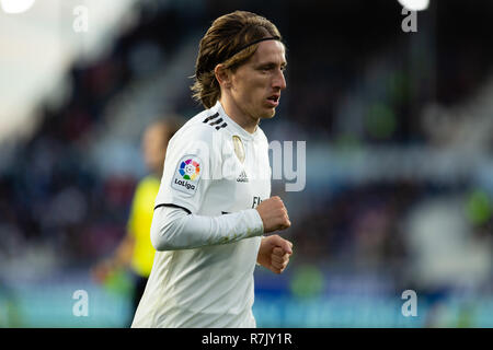 Huesca, Spanien. 09 Dez, 2018. Modric von Real Madrid (10) Während die LaLiga Match zwischen SD Huesca und Real Madrid im El Alcoraz. Credit: Daniel Marzo/Pacific Press/Alamy leben Nachrichten Stockfoto