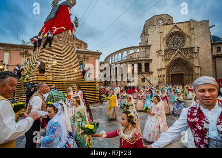 Fallas Festivals. Parade mit Blumen an die Jungfrau Maria. Valencia. Gemeinschaft Valencia. Spanien. Das immaterielle Kulturerbe der Menschheit. UNESCO Stockfoto