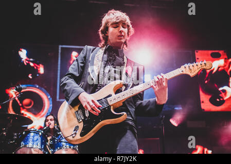 Venaria, Italien. 09 Dez, 2018. Thomas Raggi, Gitarrist der Italienischen Rockband Maneskin, live auf der Bühne für Ihre Tour 2018 am Teatro della Concordia in Venaria, in der Nähe von Torino. Credit: Alessandro Bosio/Pacific Press/Alamy leben Nachrichten Stockfoto