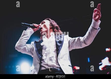 Venaria, Italien. 09 Dez, 2018. Damiano David, Sänger der Italienischen Rockband Maneskin, live auf der Bühne für Ihre Tour 2018 am Teatro della Concordia in Venaria, in der Nähe von Torino. Credit: Alessandro Bosio/Pacific Press/Alamy leben Nachrichten Stockfoto