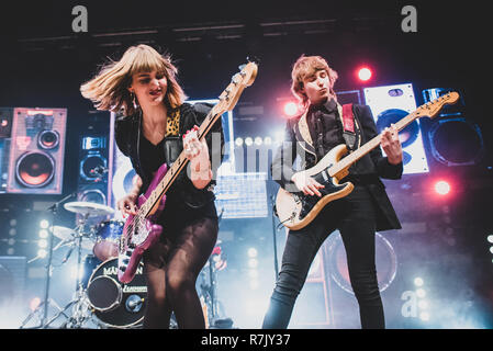 Venaria, Italien. 09 Dez, 2018. Victoria De Angelis und Thomas Raggi, Bassist und Gitarrist der Italienischen Rockband Maneskin, live auf der Bühne für Ihre Tour 2018 am Teatro della Concordia in Venaria, in der Nähe von Torino. Credit: Alessandro Bosio/Pacific Press/Alamy leben Nachrichten Stockfoto