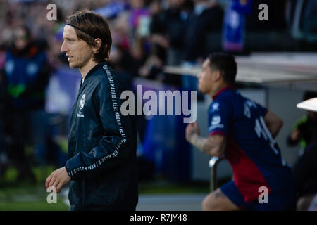 Huesca, Spanien. 09 Dez, 2018. Modric von Real Madrid (10) Während die LaLiga Match zwischen SD Huesca und Real Madrid im El Alcoraz. Credit: Daniel Marzo/Pacific Press/Alamy leben Nachrichten Stockfoto