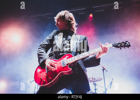 Venaria, Italien. 09 Dez, 2018. Thomas Raggi, Gitarrist der Italienischen Rockband Maneskin, live auf der Bühne für Ihre Tour 2018 am Teatro della Concordia in Venaria, in der Nähe von Torino. Credit: Alessandro Bosio/Pacific Press/Alamy leben Nachrichten Stockfoto