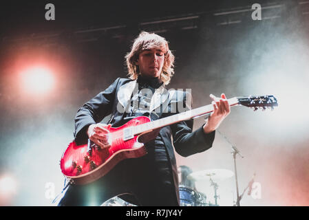 Venaria, Italien. 09 Dez, 2018. Thomas Raggi, Gitarrist der Italienischen Rockband Maneskin, live auf der Bühne für Ihre Tour 2018 am Teatro della Concordia in Venaria, in der Nähe von Torino. Credit: Alessandro Bosio/Pacific Press/Alamy leben Nachrichten Stockfoto