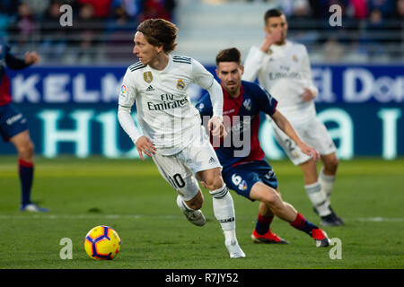 Huesca, Spanien. 09 Dez, 2018. Modric von Real Madrid (10) Während die LaLiga Match zwischen SD Huesca und Real Madrid im El Alcoraz. Credit: Daniel Marzo/Pacific Press/Alamy leben Nachrichten Stockfoto