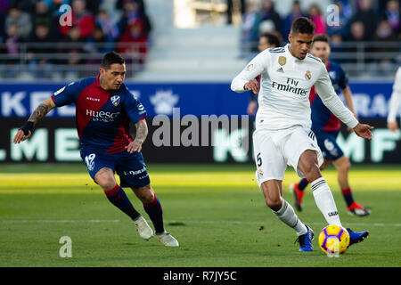 Huesca, Spanien. 09 Dez, 2018. Varane von Real Madrid (5) während der LaLiga Match zwischen SD Huesca und Real Madrid im El Alcoraz. Credit: Daniel Marzo/Pacific Press/Alamy leben Nachrichten Stockfoto