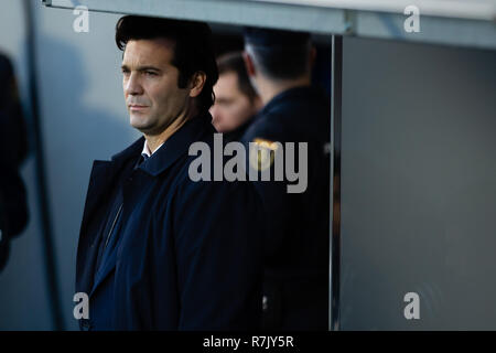Huesca, Spanien. 09 Dez, 2018. Santiago Solari Real Madrid Manager während der LaLiga Match zwischen SD Huesca und Real Madrid im El Alcoraz. Credit: Daniel Marzo/Pacific Press/Alamy leben Nachrichten Stockfoto