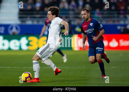 Huesca, Spanien. 09 Dez, 2018. Odriozola von Real Madrid (19) während der LaLiga Match zwischen SD Huesca und Real Madrid im El Alcoraz. Credit: Daniel Marzo/Pacific Press/Alamy leben Nachrichten Stockfoto