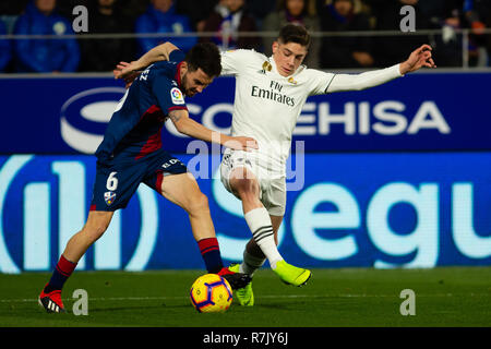 Huesca, Spanien. 09 Dez, 2018. Moi Gomez von SD Huesca (6) konkurriert für die Kugel mit Valverde von Real Madrid (15) während der LaLiga Match zwischen SD Huesca und Real Madrid im El Alcoraz. Credit: Daniel Marzo/Pacific Press/Alamy leben Nachrichten Stockfoto