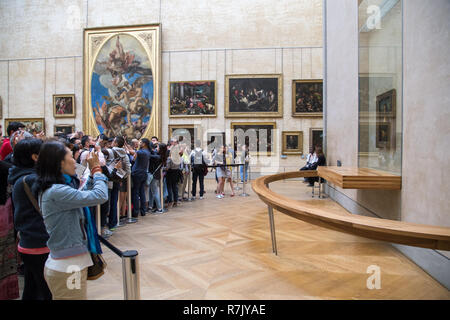 Besucher bei Mona Lisa Malerei suchen Stockfoto