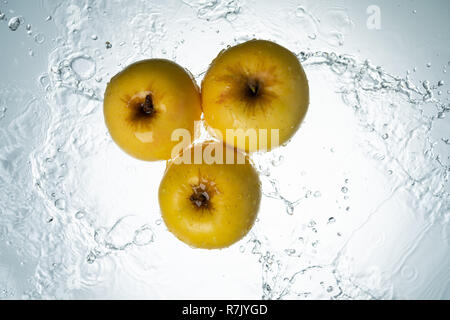 Äpfel Spritzwasser auf weißem Hintergrund Stockfoto