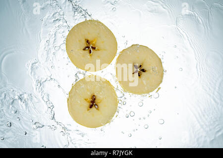 Äpfel Spritzwasser auf weißem Hintergrund Stockfoto
