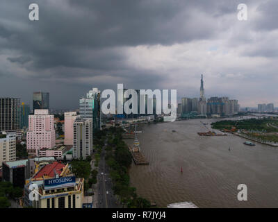 Blick entlang Saigon River aus der obersten Etage der Flußufer Renaissence Hotel Ho Chi Minh City mit bedrohlichen schwarzen Wolken overhead Vietnam Asien Stockfoto