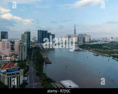 Blick entlang besetzt Saigon River aus der obersten Etage der Flußufer Renaissence Hotel Ho Chi Minh City auf der schönen Oktober Tag Vietnam Asien Stockfoto