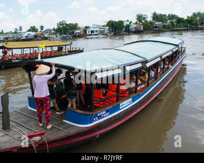 Touristen an Bord Kreuzfahrtschiff am Boat Dock am Mekong Riverside Dorf Cai für eine Reise entlang der legendären Fluss schwimmenden Markt Vietnam Asien Stockfoto