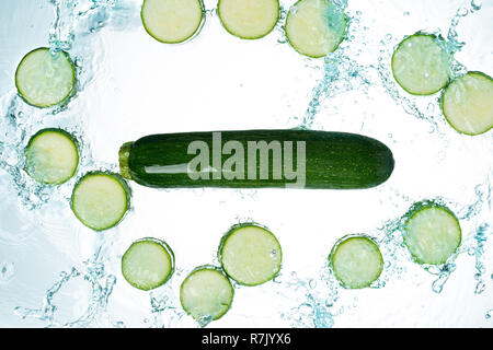 Zucchini Spritzwasser auf weißem Hintergrund Stockfoto