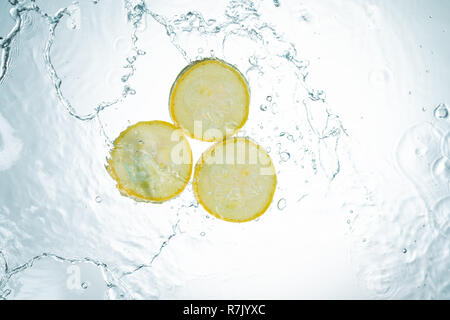 Zucchini Spritzwasser auf weißem Hintergrund Stockfoto