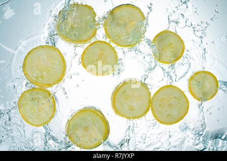 Zucchini Spritzwasser auf weißem Hintergrund Stockfoto