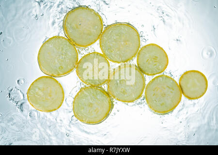 Zucchini Spritzwasser auf weißem Hintergrund Stockfoto