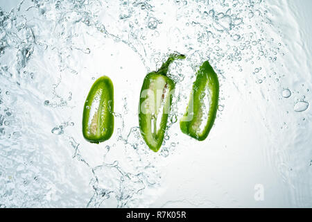 Freeze Motion von jalapeno Pfeffer mit Wasser spritzen Stockfoto