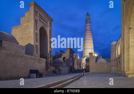 Chiwa, Usbekistan. Islam Khoja Minarett in der Dämmerung Stockfoto