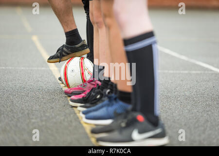 Teenaged Schuljungen Fußball draußen spielt in einer Schule in Großbritannien Stockfoto