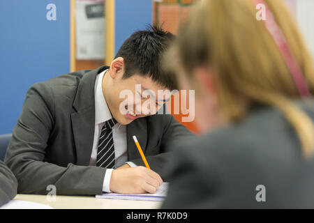 14-jährige Schüler in einem Klassenzimmer, Ost Asiatische Ethnie, Großbritannien Stockfoto