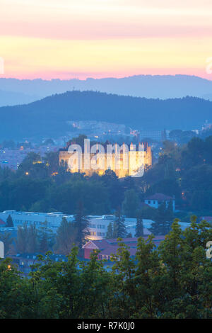 Palast der Herzöge von Braganza, Paço dos Duques de Bragança, in der Dämmerung, UNESCO-Weltkulturerbe, Guimarães, Region Norte Stockfoto