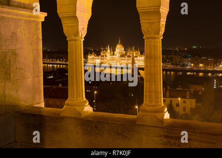 Suchen von Fishermans Bastion auf der Donau und die beleuchteten Parlamentsgebäude. Nacht erschossen. Stockfoto