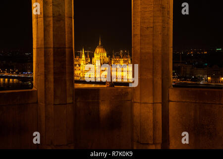 Suchen von Fishermans Bastion auf der Donau und die beleuchteten Parlamentsgebäude. Nacht erschossen. Stockfoto