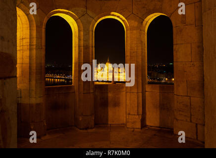 Suchen von Fishermans Bastion auf der Donau und die beleuchteten Parlamentsgebäude. Nacht erschossen. Stockfoto