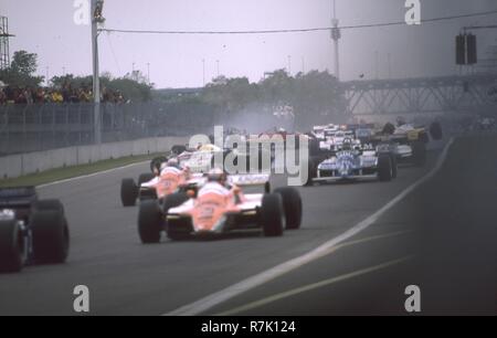 Unfall mit roten Ferrari Formel 1-Auto von Didier Pironi und Ricardo Paletti, ein Anfänger-Treibers nach der Ferrari in der hinteren zu Beginn der 1982 kanadische GP angeschlagen wurde. Leider Paletti erlag seinen Verletzungen. Pironis" Ferrari scheinen können unmittelbar nach dem Aufprall als es gleitet seitlich aus der Spur. Auf der rechten Seite ist das Renault F1-Wagen, die auch nach dem Aufprall beteiligt war. Stockfoto