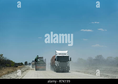 Lkw auf einem unbefestigten Feldweg in Botsuana Stockfoto