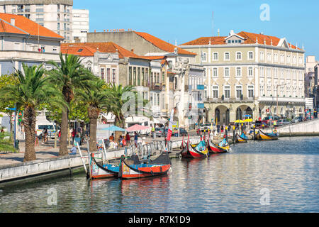 Moliceiros, Boote entlang der Zentrale Kanal, Aveiro, Region Centro, Portugal verankert Stockfoto