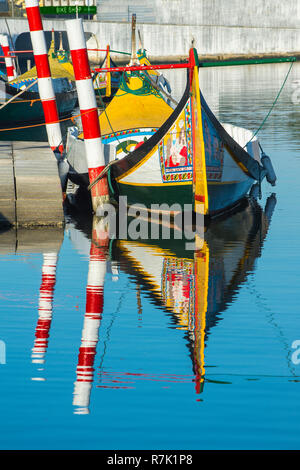 Moliceiro Boot verankert an einem Kanal, Aveiro, Region Centro, Portugal Stockfoto