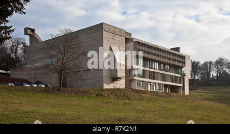 Éveux bei Lyon, Kloster Sainte-Marie de La Tourette, 1956-1960 von Le Corbusier, Außenansicht von Nordwesten, links Klosterkirche Stockfoto