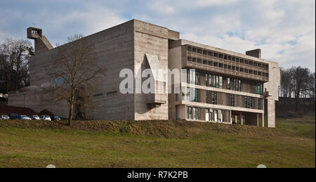 Éveux bei Lyon, Kloster Sainte-Marie de La Tourette, 1956-1960 von Le Corbusier, Außenansicht von Nordwesten, links Klosterkirche Stockfoto