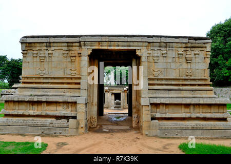 Eintritt zum unterirdischen Shiva Tempel auch bekannt als Prasanna Virupaksha Tempel, Hampi, Karnataka, Indien Stockfoto