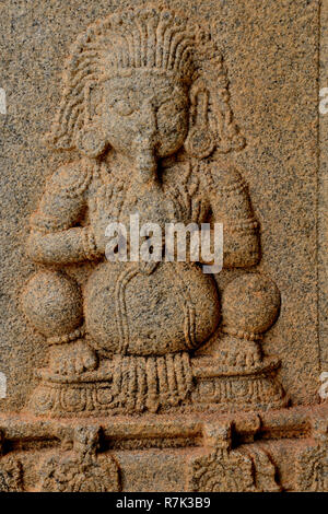 Geschnitztes Idol an der Außenwand des Hazara Rama Tempels, Hampi, Karnataka, Indien Stockfoto