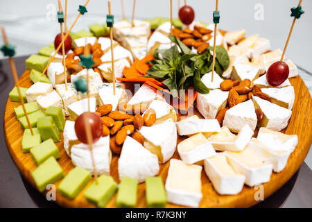 Verkostung Käse Teller. Käse auf dem Tisch. Tabelle setti Stockfoto