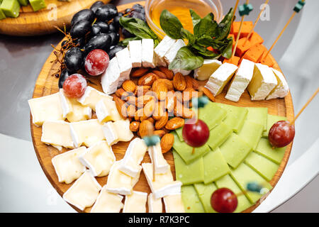Verkostung Käse Teller. Käse auf dem Tisch. Tabelle setti Stockfoto
