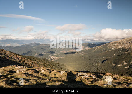 Blick vom Hügel Polana auf dem Hauptkamm der Berge von Nizke Tatry über dem Tal der Demanovska dolina in der Slowakei während des Herbsttags mit blauem Himmel und Wolken Stockfoto