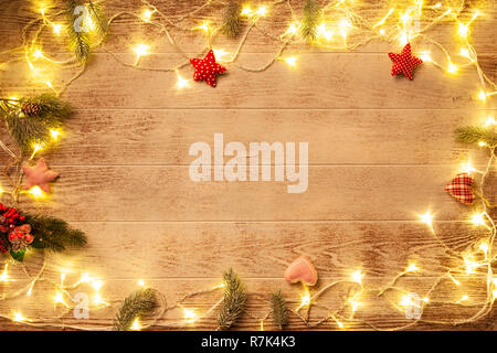 Weihnachtsbeleuchtung leuchtende auf bewaldeten Hintergrund Stockfoto